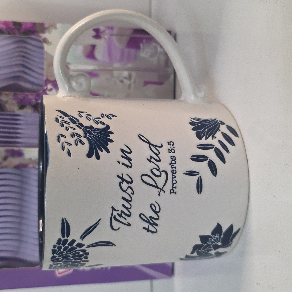 Spectrum Designz Trust in the Lord Ceramic Mug, NWT